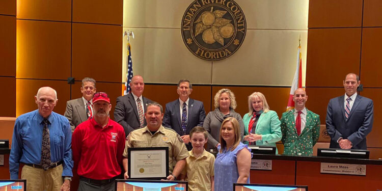 Lt. Dustin Lightsey of the Florida Fish and Wildlife Conservation Commission receives Heroic Act Award.