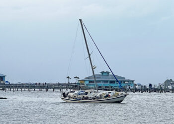 Derelict vessel in the water between Captain Hirams and Squid Lips.